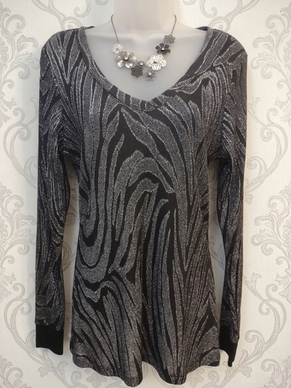 BKE Buckle Womens Black Silver Metallic Animal Print V-Neck Top Size L